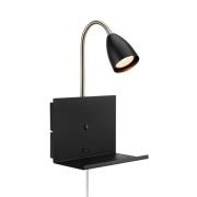 Markslöjd Vägglampa Cuarto svart 30 cm järnplugg USB-port hylla
