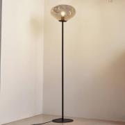 Lindby golvlampa Lelia, rökgrå, glas, metall, 150 cm