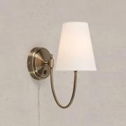 Markslöjd vägglampa Amar, offwhite/mässing, stickkontakt, E14