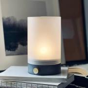 Dyberg Larsen LED-bordslampa Cozy, höjd 20,5 cm, betong