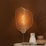 GOOD & MOJO Vägglampa Kinabalu, brun, 50 cm, bambu, stickkontakt