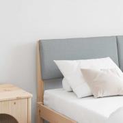 vidaXL Klädd sänggavel Ljusgrå 140 cm Massiv furu