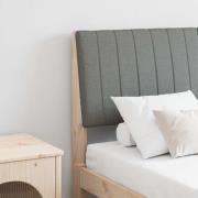 vidaXL Klädd sänggavel Mörkgrå 135 cm Massiv furu