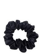 By Barb Silk Scrunchie Svart