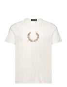 Fred Perry Flocked Laurel W Gra Tee Vit